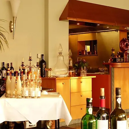 Отель Restaurant Und Zum Weissen Ross Мельн