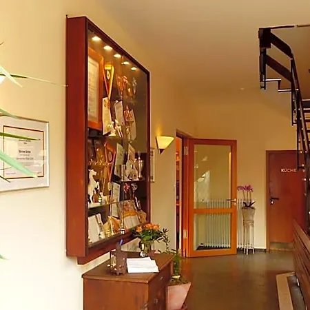 Szálloda Restaurant Und Zum Weissen Ross 2*